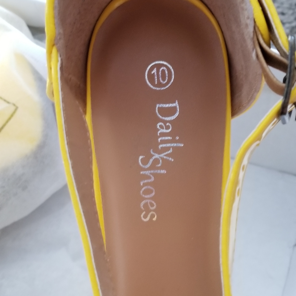 Yellow pep-toe pumps